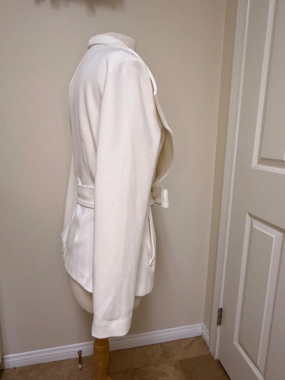 Elegant White Belted Coat Women Dbl Breasted Collars Cache Contour Collection Lg